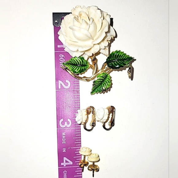 VINTAGE WHITE CELLULOID ROSE BROOCH & 2 PAIR EARRINGS - Picture 5 of 6